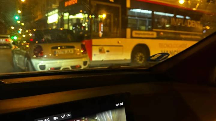 Una colisión entre un autobús y un turismo causa retenciones en María Agustín