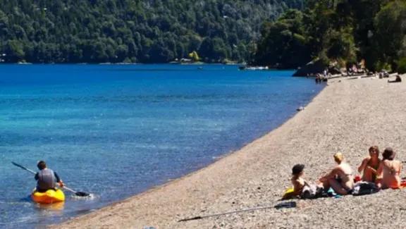 Tres mujeres salvaron a una nena que se estaba hundiendo por el oleaje