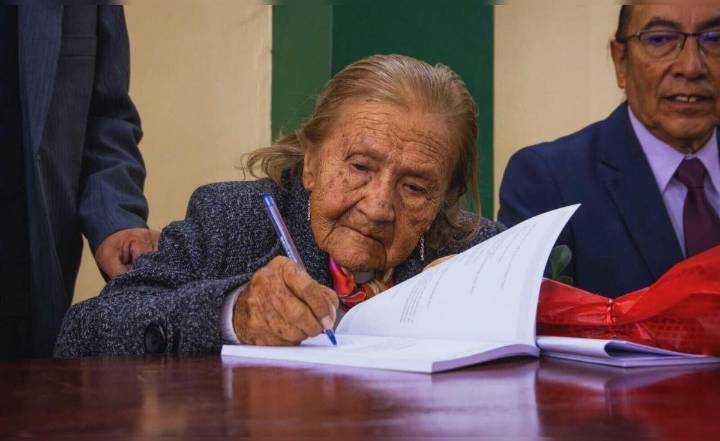 La historia de Blanca Marín, la auxiliar de enfermería de 89 años que cuestiona la atención actual del Sistema de Salud: “No tienen vocación”