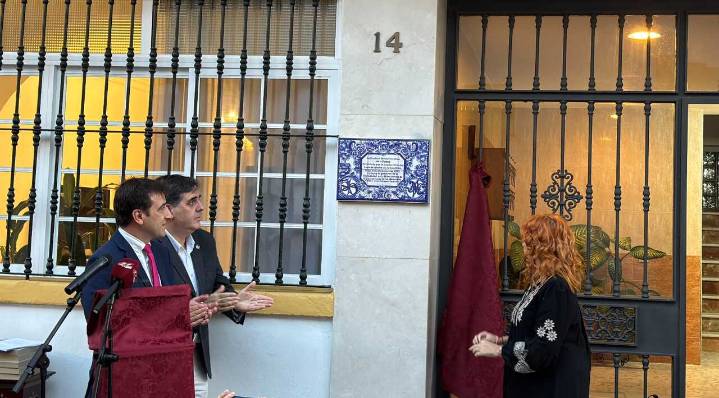 Una placa en la calle Marconi recuerda los 50 años de la llegada de la Virgen de la Piedad a La Isla
