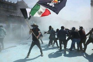 Violencia en marcha de la “Generación Z” deja 100 policías heridos y 20 detenidos en el Zócalo