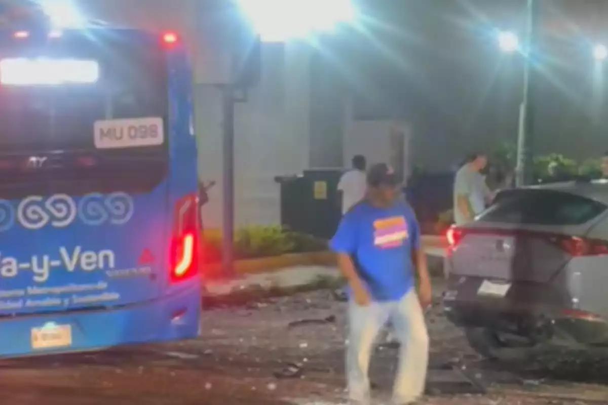 Mañana trágica en Mérida: Choque entre un auto y un Va y Ven deja un muerto y tres lesionados