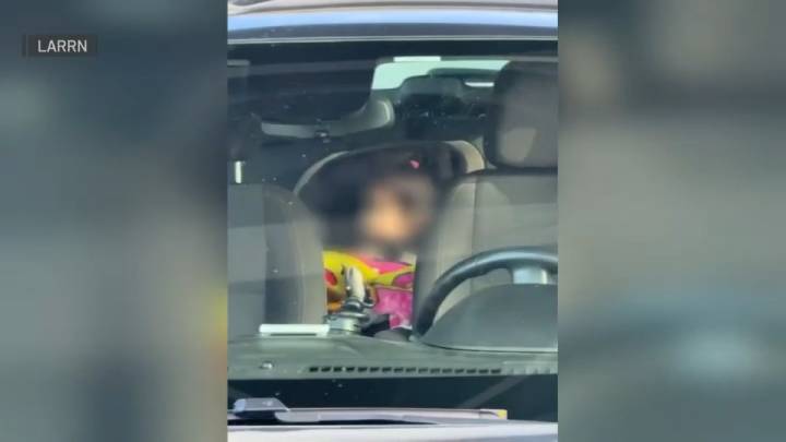Federal agent drives away with 1-year-old girl in backseat following her father's arrest