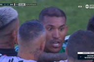 Totalmente sacado, y después del patadón, el arquero Arce fue a buscar a Bruera para pelear