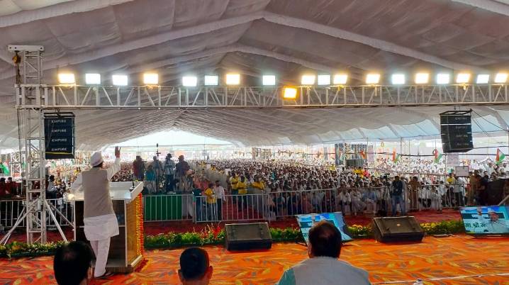 Chouhan addresses farmers in Beed, Maharashtra
