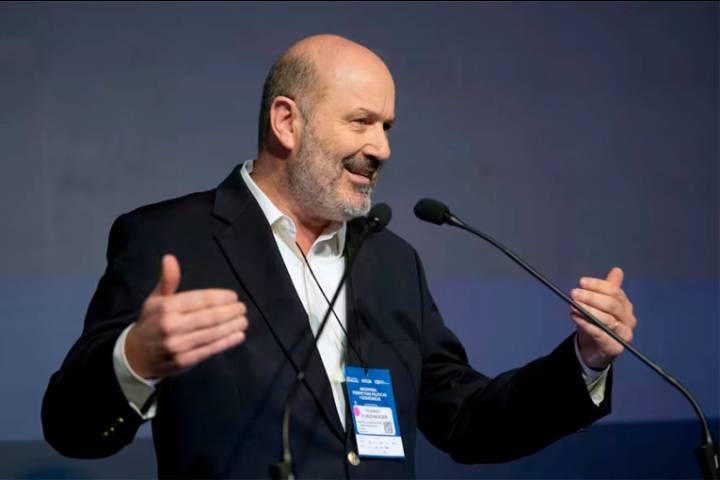 Sturzenegger sostuvo que la reforma laboral busca “más empleo”