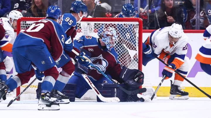 Avalanche cool off Islanders, extend point streak to 10