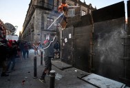Protesta de la Generación Z tira vallas en Palacio Nacional de CDMX