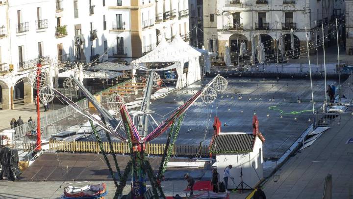 El PSOE de Cáceres exige transparencia en la instalación de las atracciones navideñas