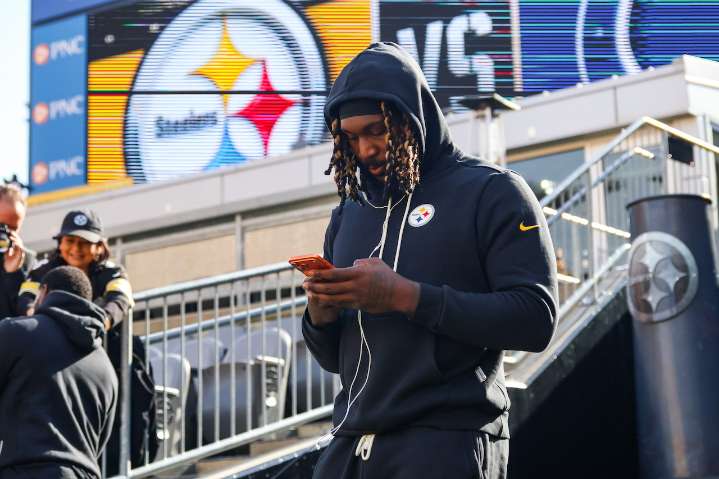 Pittsburgh Steelers sign bruising running back to active roster