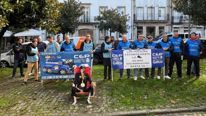 La Policía Nacional protesta en Santiago por el servicio que presta al ciudadano: "Es frustrante para ellos y para nosotros"