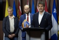 Beekeepers call for import ban on non-North American bees as deadly mite spreads