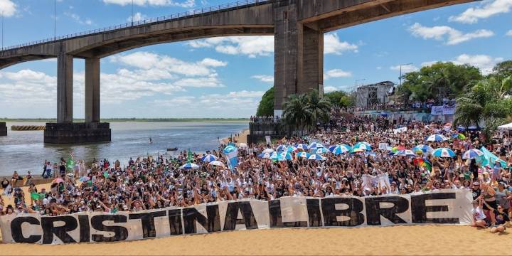 Cristina Kirchner: “Que yo esté privada de mi libertad es la metáfora perfecta de una Argentina a la que la están liquidando”