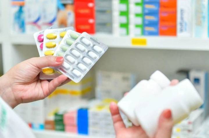 Alertan por los riesgos de comprar medicamentos fuera de farmacias