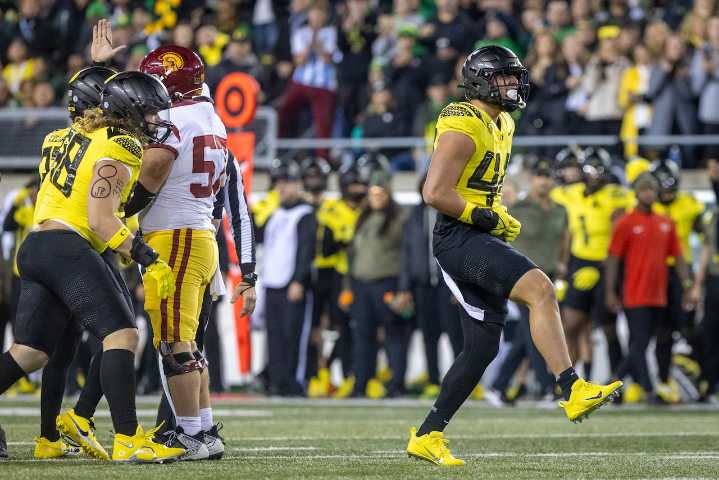 Oregon favored by more than a touchdown against USC