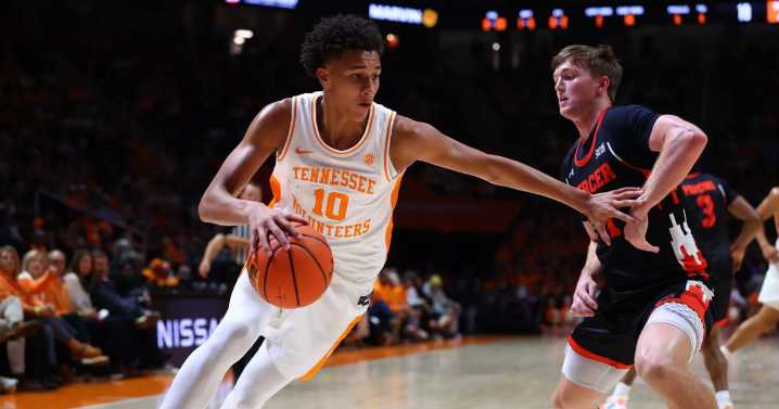 #18 Tennessee Volunteers use early 21-6 run to beat Mercer Bears 76