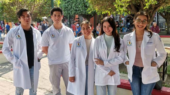 Realizan estudiantes de Medicina pruebas de glucosa en la plaza principal de Tepic