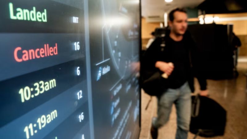 Viajeros en EE.UU. enfrentan retrasos cada vez mayores por las cancelaciones de cientos de vuelos. Esto es lo que debes saber