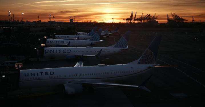 ¿Qué saber sobre la reducción de vuelos en aeropuertos de EEUU por el cierre del gobierno?