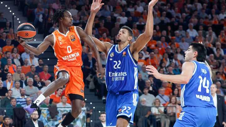 La defensa del Madrid no descifra el ataque del Valencia