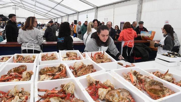 Colas para entrar: así fue la Festa da Centola en el puerto de Lorbé este sábado