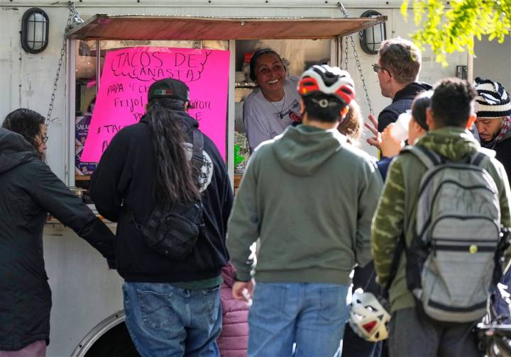 Chicagoans buy out street vendors amid a federal immigration crackdown