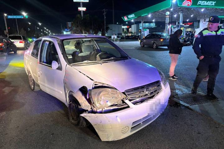 Vuelca tras evitar chocar a un automóvil que se pasa el rojo, al norte de Saltillo