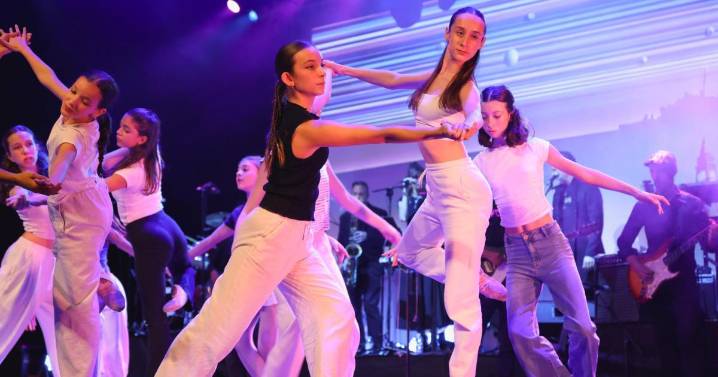 Pink Floyd ‘baila’ en el Trui Teatre con músicos profesionales y un centenar de estudiantes de danza