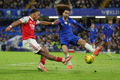 Arsenal empata con Chelsea de 10 hombres, Isak impulsa a Liverpool y Man United vence a Palace