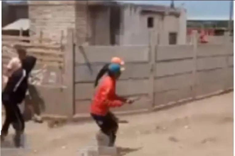 Amigos del menor que falleció al caer del techo balearon a un policía