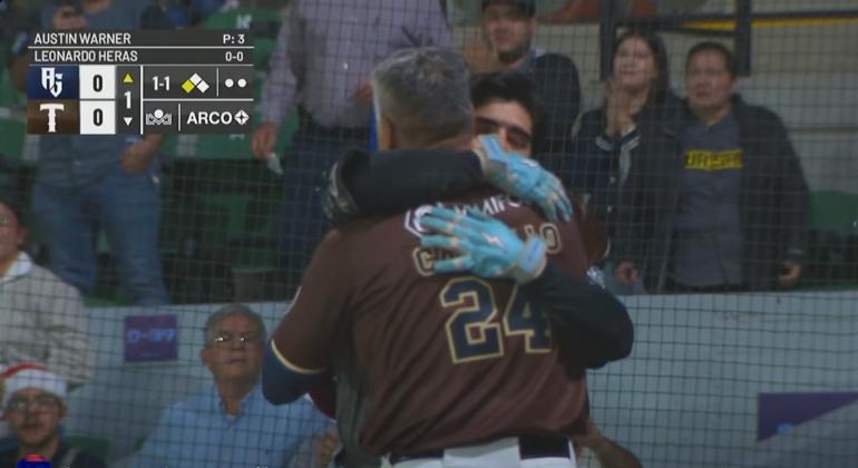 Hace historia Leo Heras en la LMP; empata en triples de por vida🎦