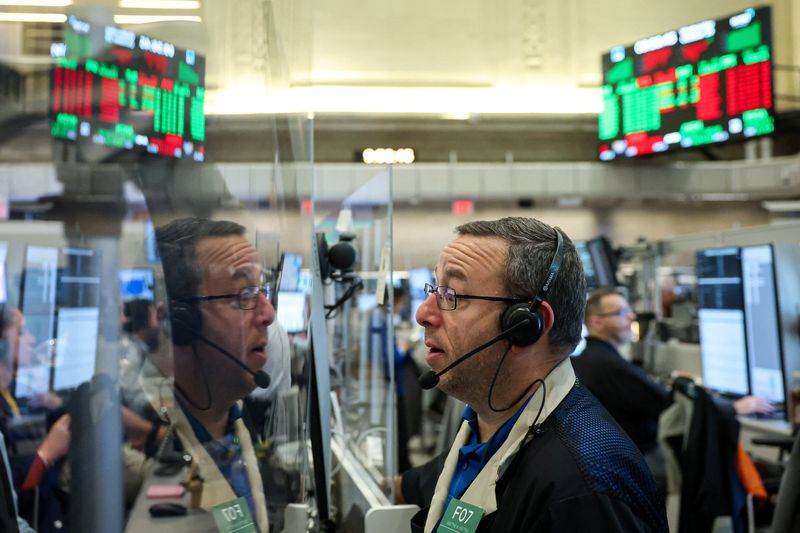 Wall Street advances on hopes of government reopening