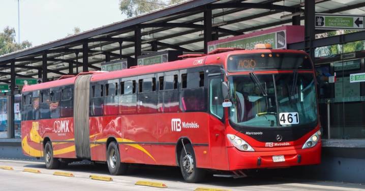 Choque entre Metrobús y camioneta deja siete lesionados en la CDMX