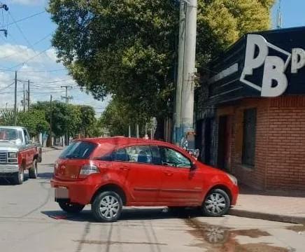Una ciclista sufrió traumatismo de cráneo leve, tras chocar con un automóvil en barrio Empalme