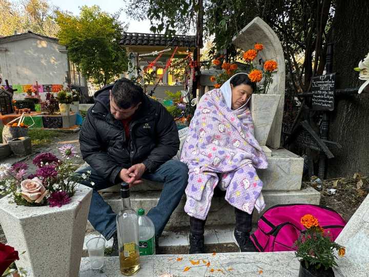 Así recordaron los capitalinos a sus familiares en panteones de CDMX