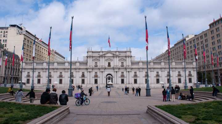 Millennials, mujeres e indiferentes a la política: El perfil del votante predominante en las elecciones 2025