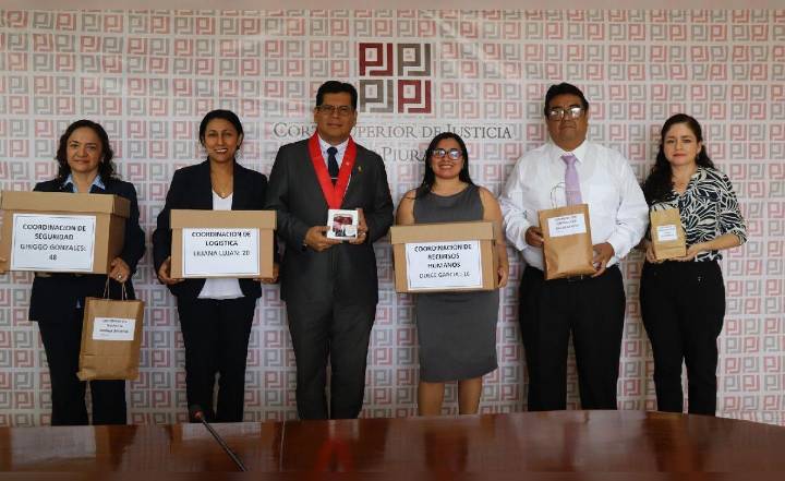 Presidente de la Corte Superior de Justicia de Piura entrega lanyerds a trabajadores por aniversario institucional