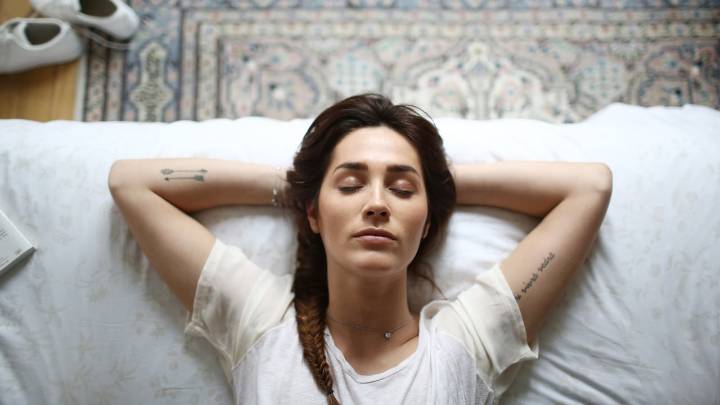 Cómo el cambio de hora altera el sueño y el ritmo biológico, según expertos