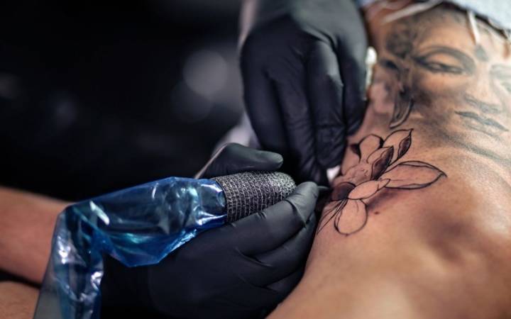 Estudio descubre efectos perjudiciales de los tatuajes en el sistema inmunitario