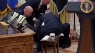Un hombre se desmaya en el Despacho Oval en medio de una rueda de prensa de Trump