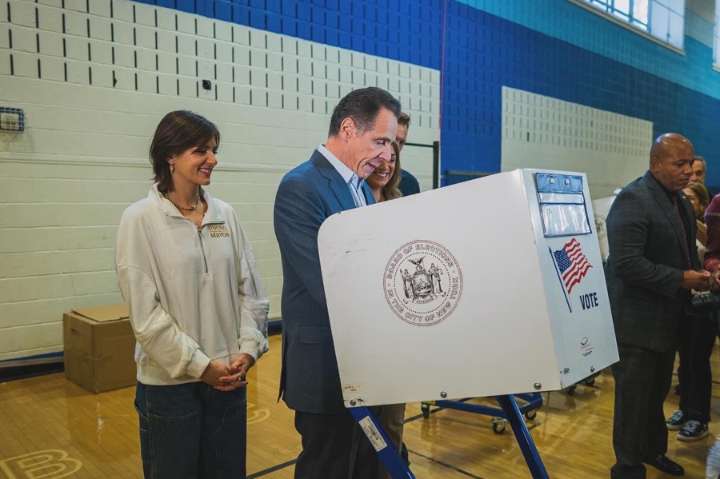 El independiente Cuomo pide a los neoyorquinos que voten y asegura que Trump no lo apoya