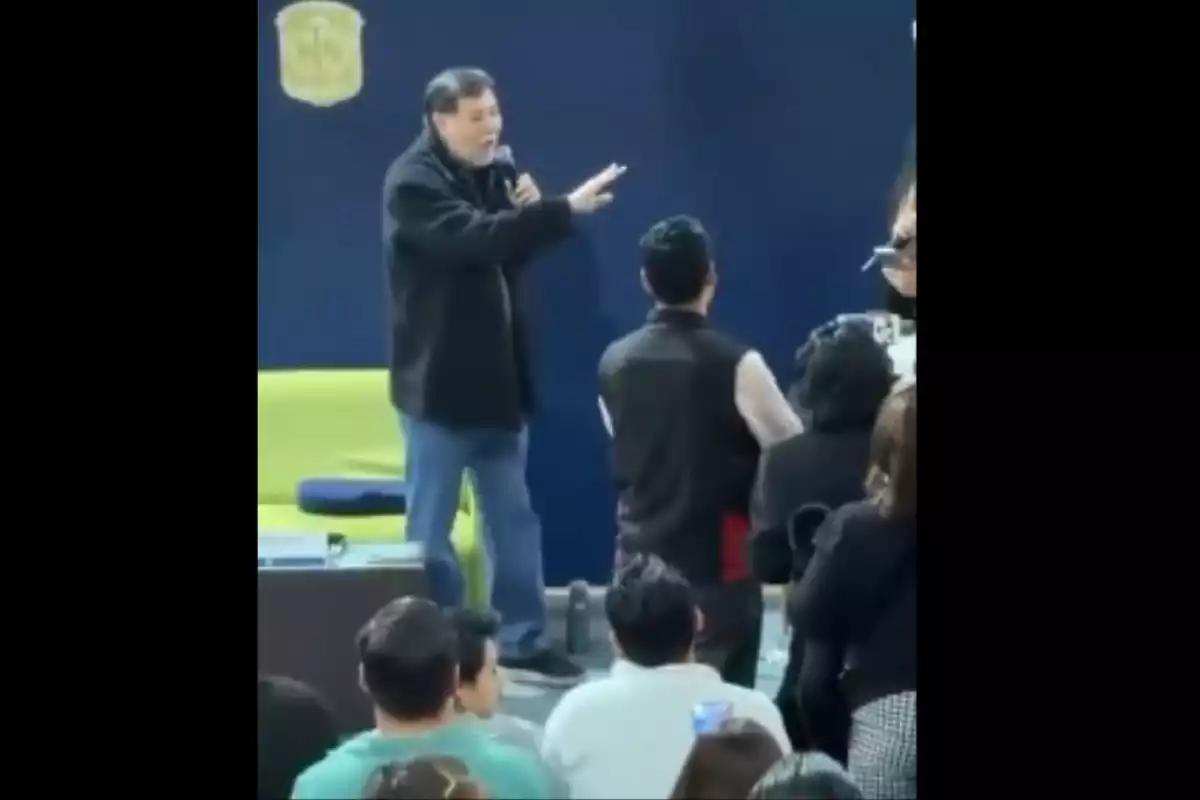 Gerardo Fernández Noroña es confrontado por estudiantes en la Universidad de Guanajuato: gritos, tensión y reclamos