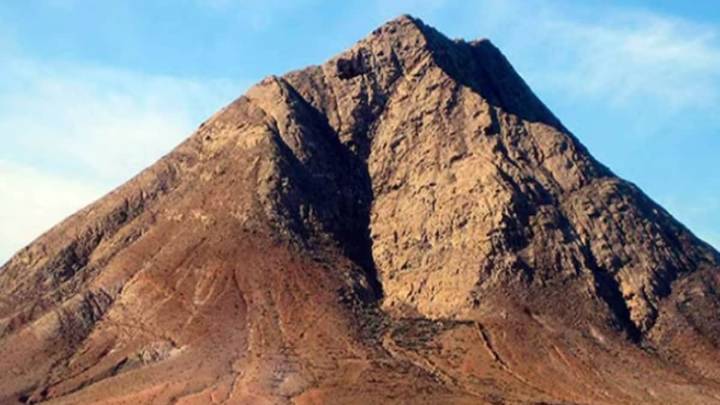 This Is The World’s Most Mysterious Mountain: Climbing Banned, Said To House Aliens