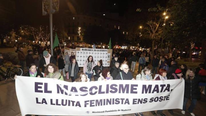 VÍDEO | El Moviment Feminista de Mallorca recorre las calles de Palma por el 25N bajo el lema 'El machismo mata, la lucha feminista nos sostiene''