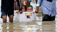 Inundaciones en Sumatra, homenaje en Gernika, Black Friday y más imágenes del día