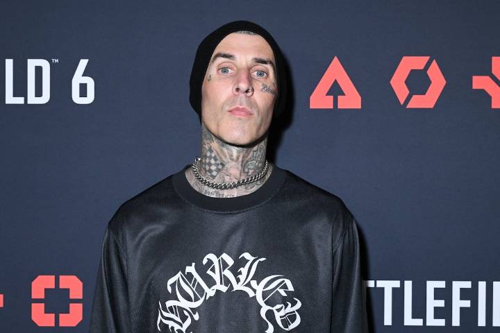 Travis Barker, baterista de Blink 182, lanza su línea de productos de bienestar junto a Doctor Simi
