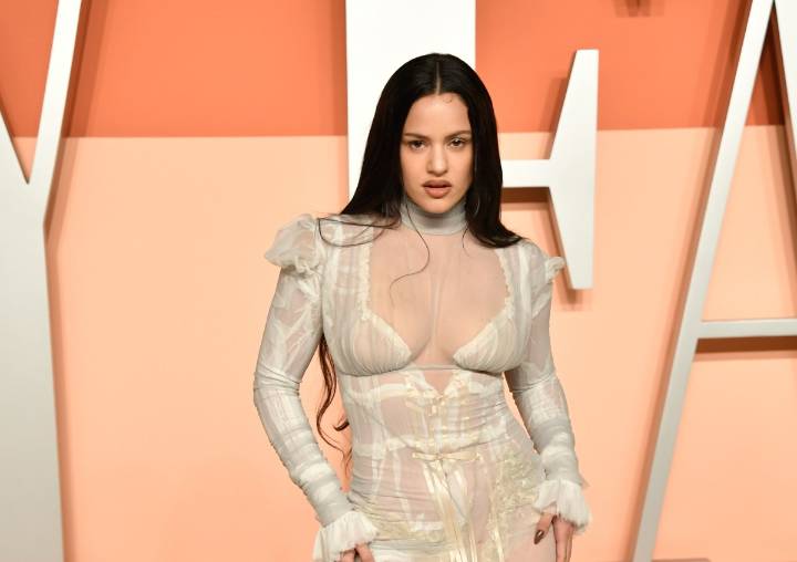 Rosalía explica por qué se vistió de monja para la portada de su nuevo álbum