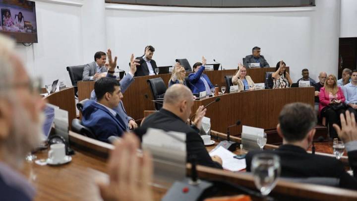 El Concejo aprobó el Presupuesto 2026: prioriza calles, limpieza e iluminación con una proyección de casi $296 mil millones