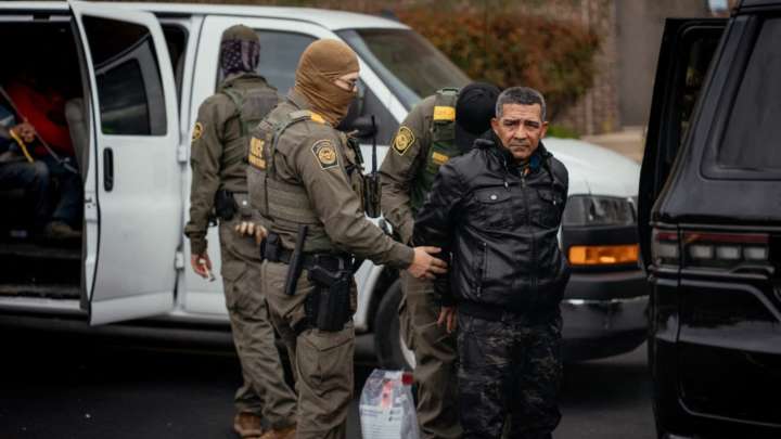 Juez Ordena Liberar Bajo Fianza a Cientos de Migrantes Indocumentados en Chicago