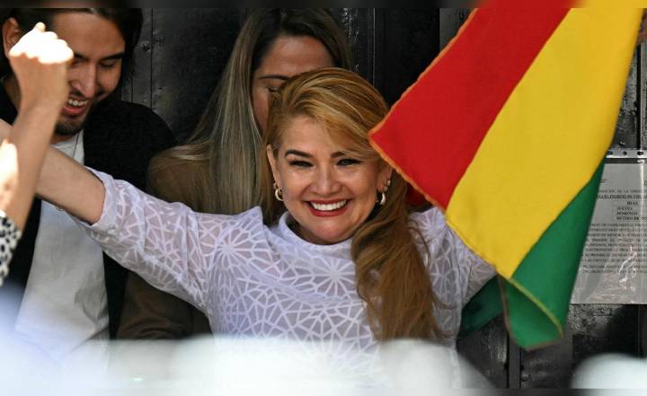 Excarcelan a la expresidenta boliviana Jeanine Áñez tras la anulación de su condena por intento de golpe de Estado